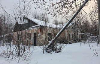 Здание площадью 166,3 кв. м, земельный участок, площадью 2801 кв. м: Республика Коми, г. Сосногорск, пгт. Войвож, ул. Больничная, д. 4а, строен. 5